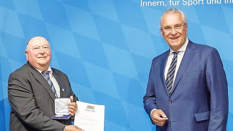 Ludwig Bäuerlein (l.) wurde von Innenminister Joachim Herrmann in Bayreuth geehrt.