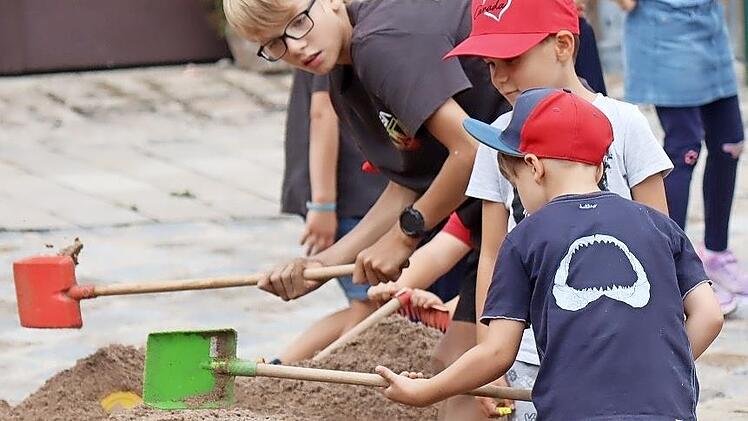 &bdquo;Grabungsarbeiten&ldquo; im riesigen Sandkasten bereiten sichtlich Vergn&uuml;gen.
