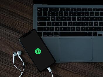 Spotify hat die Preise für Premium-Abos erhöht, was insbesondere durch die Einführung von 12 Stunden Hörbuchwiedergabe pro Monat bedingt ist.