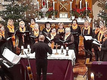 Der Kirchenchor Döbra mit seinem Dirigenten Peter Schmitt