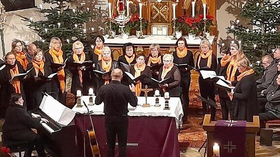 Der Kirchenchor Döbra mit seinem Dirigenten Peter Schmitt