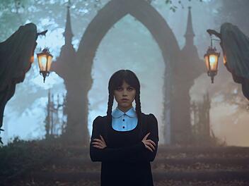 Cooler als sie war selten jemand im Netflix-Kosmos: Ab 6. August kehrt Jenna Ortega als Wednesday Addams zurück auf die Bildschirme.