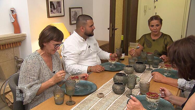 Auf das Dessert mit Engelshaar sind alle sehr gespannt.