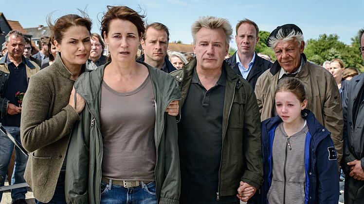 Geklaut bei "Broadchurch"? Handlung und Figuren des ZDF-Zweiteilers "Tod eines M&auml;dchens" erinnern stark an die britische TV-Hitserie (von links: Barbara Auer, Anja Kling, Hinnerk Sch&ouml;nemann, Peter Striebeck, Johann von B&uuml;low, J&ouml;rg Sch&uuml;ttauf, Lilly Barshy).