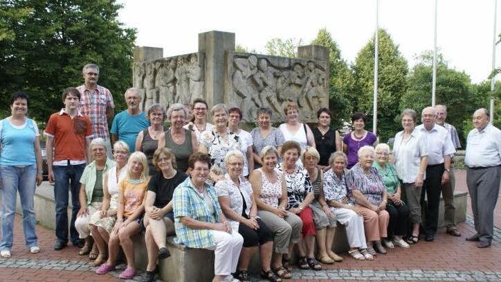 Lauter helfende Hände: Zum Auftakt des Projekts "Bürger helfen Bürgern" traf sich ein Großteil der über 50 Ehrenamtlichen in Trossenfurt. Dritte Bürgermeisterin Anita Amend (links) freute sich über die große Hilfsbereitschaft.   Foto: sw
