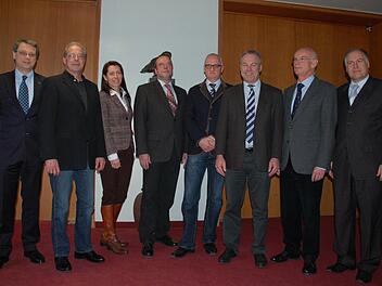 Das Krankenhaus in Neustadt wird durch den Erwerb zweier Facharztbereiche gestärkt, finden von links: Ralph Mäffert, Peter Frieß, Katja Bittner, Thomas Altscher, Uwe Peschk, Frank Rebhan, Peter Petrick und Mario Bahmann. Foto: Rainer Lutz