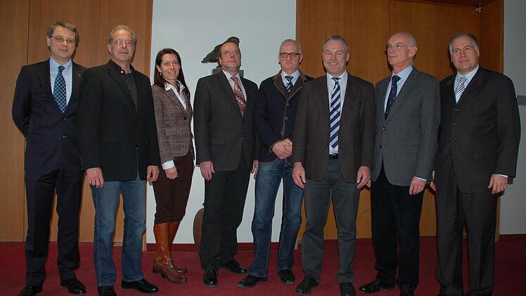 Das Krankenhaus in Neustadt wird durch den Erwerb zweier Facharztbereiche gestärkt, finden von links: Ralph Mäffert, Peter Frieß, Katja Bittner, Thomas Altscher, Uwe Peschk, Frank Rebhan, Peter Petrick und Mario Bahmann. Foto: Rainer Lutz