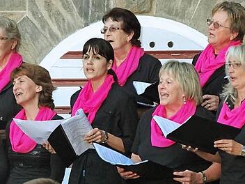 Die Schola "Maria Magdalena" unter Leitung von Jutta Helbig brachte frische moderne Lieder zu Gehör. Foto: Johanna Eckert