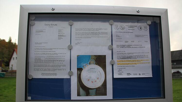 In diesem Schaukasten stellt Paul Metz seine Korrespondenz mit der Verwaltungsgemeinschaft Bad Brückenau zur Schau. Foto: Ulrike Müller