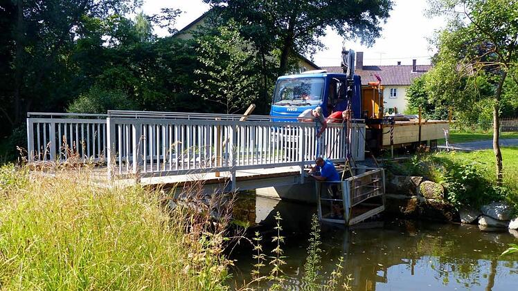 Stück für Stück wuchs in den vergangenen Tage die Brücke Richtung Feuln. Foto: Dieter Hübner