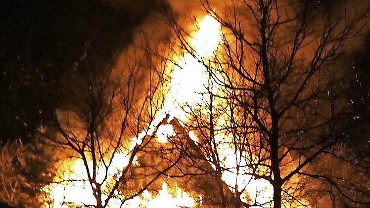 Die Scheune im Vollbrand Foto: Feuerwehr Hirschaid