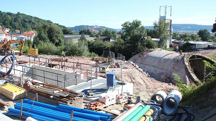 Blick vom Kreisel auf die Gewölbebrücke und die Baustelle  Foto: Friedwald Schedel