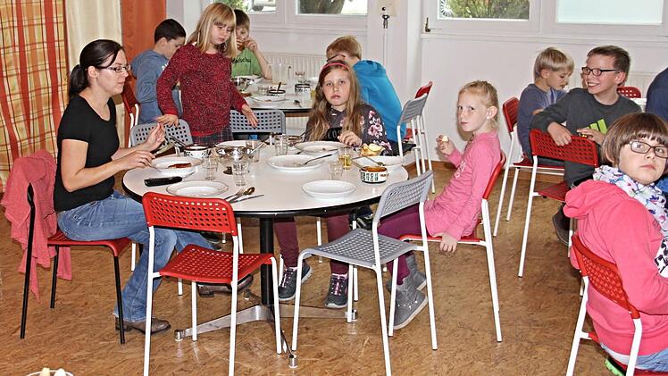 Maria Treiber (links) im Speiseraum mit den Kindern. Sie und ihre Kolleginnen sorgen für die Betreuung beim Mittagessen. Foto: Helmut Will