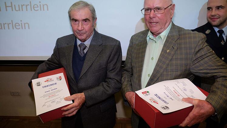 Sie zählen zum Urgestein bei der Hammelburger Wehr: Erwin Herrlein und Josef Merz. Foto: Gerd Schaar