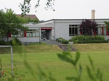 Noch wird in Ebern über das Bauvorhaben der "Nutrition Secure Solutions EU GmbH" debattiert, doch die Entscheidung über die Zukunft der Fläche neben der Eberner Stadthalle ("Frauengrundhalle") ist im Stadtrat grundsätzlich längst gefallen. Foto: Eckehard Kiesewetter