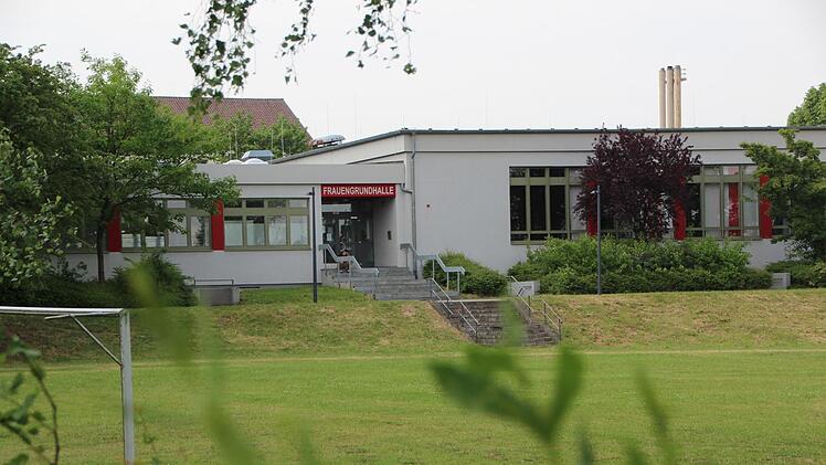 Noch wird in Ebern über das Bauvorhaben der "Nutrition Secure Solutions EU GmbH" debattiert, doch die Entscheidung über die Zukunft der Fläche neben der Eberner Stadthalle ("Frauengrundhalle") ist im Stadtrat grundsätzlich längst gefallen. Foto: Eckehard Kiesewetter