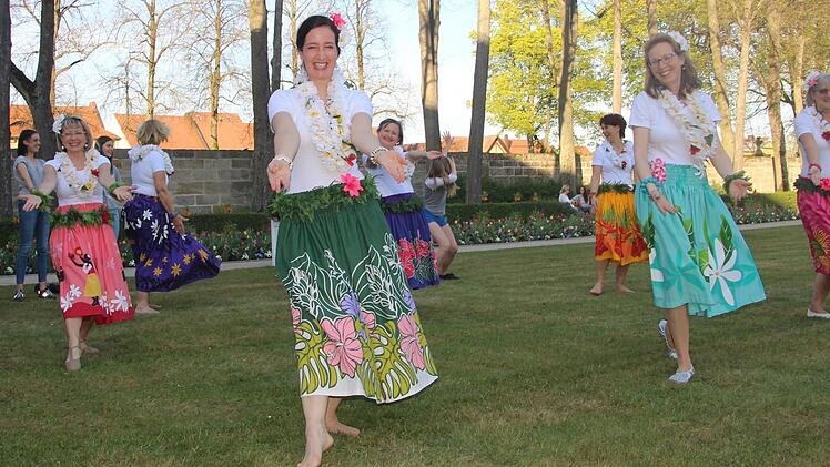 Anmutige Bewegungen kennzeichnen den Hula.Diana Fuchs