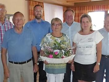 Nach 40 Jahren im öffentlichen Dienst trat Christine Gabeli (MItte) in den wohlverdienten Ruhestand. Mit im Bild (von links) Dieter Buchwald, Heinz Burges, Martin Betz, Volker Schmiechen, Doris Leithner-Bisani und Fred Popp Foto: Klaus-Peter Wulf