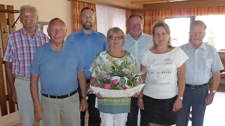 Nach 40 Jahren im öffentlichen Dienst trat Christine Gabeli (MItte) in den wohlverdienten Ruhestand. Mit im Bild (von links) Dieter Buchwald, Heinz Burges, Martin Betz, Volker Schmiechen, Doris Leithner-Bisani und Fred Popp Foto: Klaus-Peter Wulf