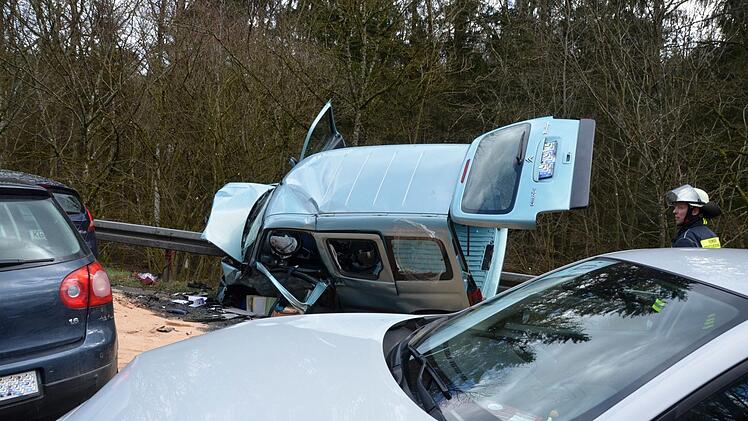 Auf der Staatsstra&szlig;e 2291 im Landkreis Bad Kissingen kam es am Sonntag zu einem t&ouml;dlichen Verkehrsunfall. Foto:  Peter Rauch