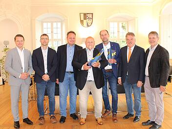 Flugplatz Kulmbach-Kronach verabschiedet zwei langjährige Geschäftsführer Flugplatz Kulmbach-Kronach verabschiedet zwei langjährige Geschäftsführer