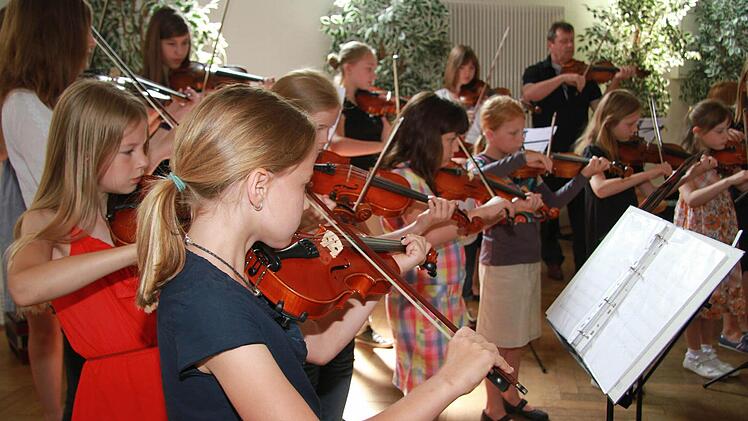 Die Nachwuchsstreicher und die fortgeschrittenen Schüler aus der Klasse von Albert Hubert überzeugten mit Können. Fotos: Sonja Adam