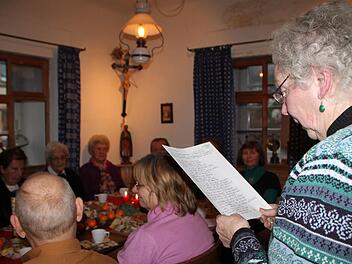In kleinem Kreise feierten die Freunde der Brückenauer Heimatstuben das fünfjährige Bestehen. Else Prause, die das Museum mit auf den Weg gebracht hatte, trug adventliche Gedichte und Geschichten vor. Fotos: Ulrike Müller