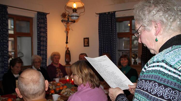In kleinem Kreise feierten die Freunde der Brückenauer Heimatstuben das fünfjährige Bestehen. Else Prause, die das Museum mit auf den Weg gebracht hatte, trug adventliche Gedichte und Geschichten vor. Fotos: Ulrike Müller