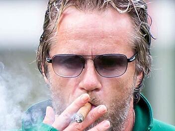 Der Meistertrainer? Noch nicht, denn Niederfüllbachs engagierter Coach Martin Mnich, der nach dem 6:0 gegen Oberlauter erst einmal "Dampf" abließ, muss morgen das K.o.-Spiel gegen Ebersdorf gewinnen. Bei einer Niederlage "droht" die Relegation! Foto: Albert Höchstädter