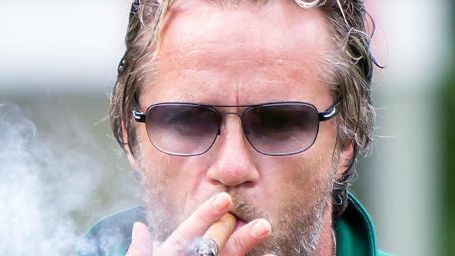 Der Meistertrainer? Noch nicht, denn Niederfüllbachs engagierter Coach Martin Mnich, der nach dem 6:0 gegen Oberlauter erst einmal "Dampf" abließ, muss morgen das K.o.-Spiel gegen Ebersdorf gewinnen. Bei einer Niederlage "droht" die Relegation! Foto: Albert Höchstädter