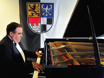 Liebestraum und Lieder ohne Worte: der puerto-ricanische Pianist Samuel Peréz bei seinem Klavierabend am Samstagabend zum Auftrakt des Himmelkroner Kultursommers. Foto: Stephan Herbert Fuchs