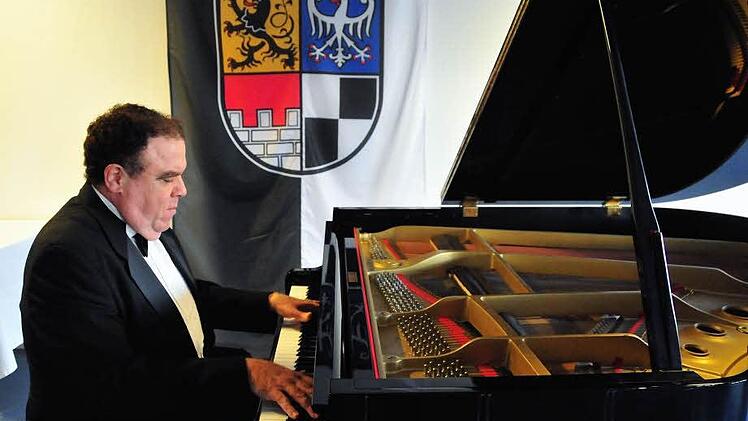 Liebestraum und Lieder ohne Worte: der puerto-ricanische Pianist Samuel Peréz bei seinem Klavierabend am Samstagabend zum Auftrakt des Himmelkroner Kultursommers. Foto: Stephan Herbert Fuchs