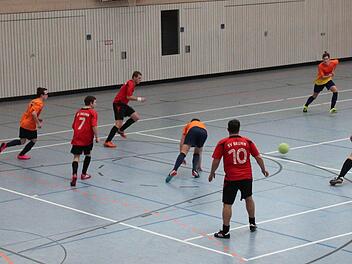 Die Brüder spielen gegen den Fanclub Reifenberg. Foto: Johanna Blum