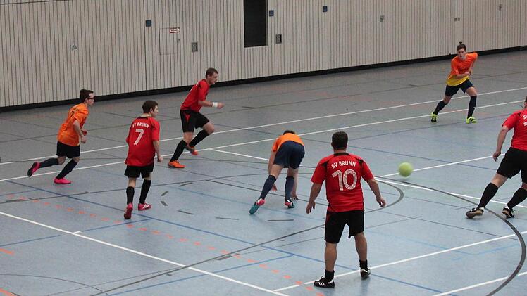 Die Brüder spielen gegen den Fanclub Reifenberg. Foto: Johanna Blum