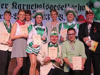Viele Ehrungen gab es bei der Euerdorfer Karnevalsgesellschaft grün-weiß (hinten, von links):  Irene Kramer, Svenja Lippert, Sabrina Huppmann, Marita Buschmann, Manuela Mahler, Lena Herberg, Dieter Kewersun vom Fastnachtverband Franken sowie (vorne knieend)  Tobias Schmitt und Michael Huppmann. Foto: Doris Bauer