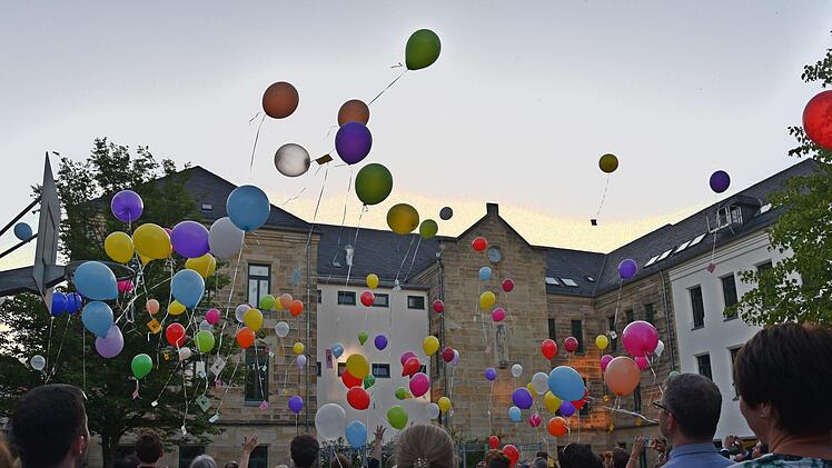 Zum Geburtstag von Herzog Ernst II schickte die Schulfamilie Grüße in Form von bunten Luftballons in den Himmel. Foto: Gabi Arnold
