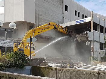 Die Fassade des früheren Einkaufshauses wird abgerissen. Hier macht sich der Bagger am Parkhaus zu schaffen. Foto: Alexander Hartmann