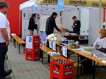 Das Renovierungsbier lockte die Männer an, Kaffee und Tee die Frauen.    Foto: Richard Sänger