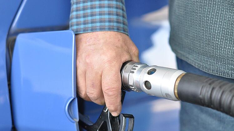 Sind Spritspar-Mittel nur Schwindel? Der ADAC testet einen Elektronikstecker und zeigt: Die versprochenen Einsparungen bleiben aus.