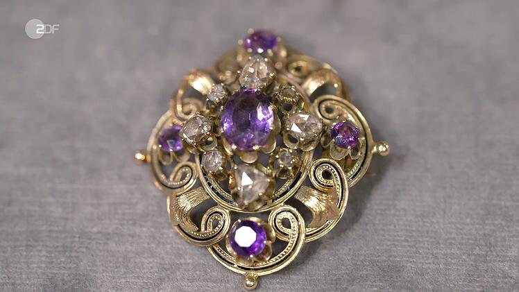 Die Brosche mit Amethysten und Diamanten aus den 1870er- oder 1880er-Jahren war 1.000 Euro wert. David Suppes kaufte das Schmuckst&uuml;ck f&uuml;r 820 Euro.
