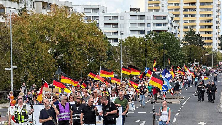 Gro&szlig;demonstrationen in Bamberg: Rechter Aufzug trifft auf Gegenprotest