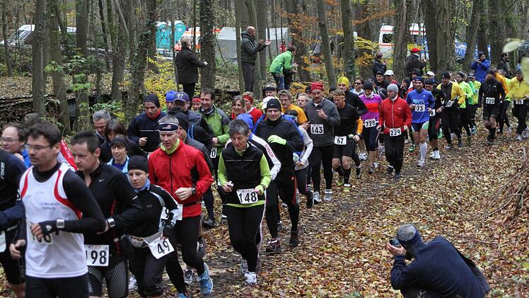 Über 750 Läufer gingen auf die Marathon- und Halbmarathon-Strecken. Hier ein Blick in die Reihen der Marathonläufer.