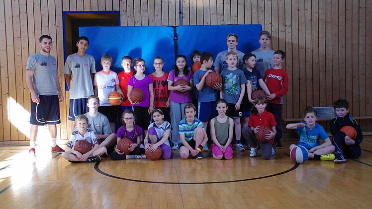 In der Halle der Turnerschaft spielten die Schüler der vierten Klassen Basketball. Foto: Marco Meißner