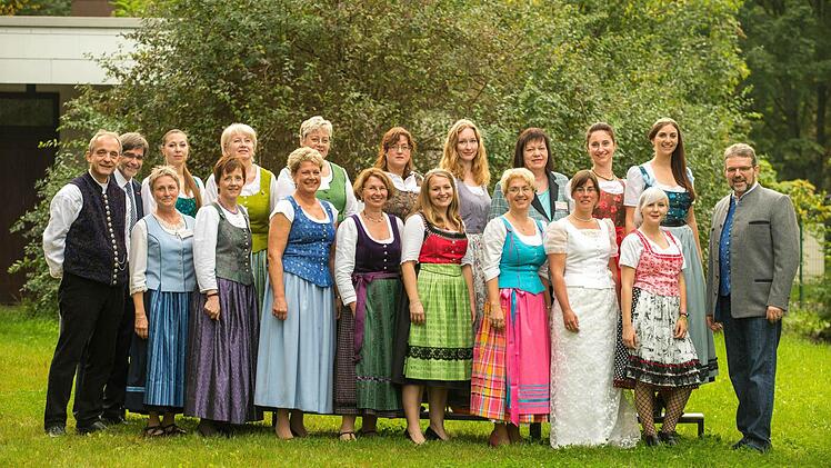 Die Damenschneidermeisterinnen und Models von Profil Cut, zusammen mit dem Präsidenten der HWK, Thomas Zimmer, rechts, seiner Frau Alexandra (dritte im Dirndl von links), sowie HWK-Hauptgeschäftsführer Thomas Koller, zweiter von links. Foto: Wunderatsch