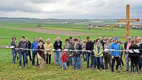 Am Sonntagvormittag haben die Gegner das Ergebnis der Sammeleinwendungen, die an das Luftamt Nordbayern gehen, vorgestellt. Der Treffpunkt war das Kreuz der Schöpfung.  Foto: Gabi Arnold