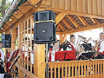 Die Blaskapelle Drei-Franken-Eck hatte im und am neuen Pavillon ein schattiges Plätzchen zum Musizieren gefunden. Foto: Sonja Werner