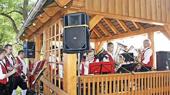 Die Blaskapelle Drei-Franken-Eck hatte im und am neuen Pavillon ein schattiges Plätzchen zum Musizieren gefunden. Foto: Sonja Werner
