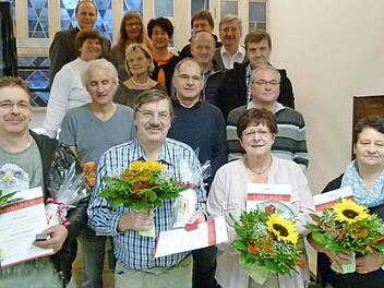 Diese Damen und Herren sind vielfache Blutspender und erhielten von Bürgermeister Bernd Reisenweber und Marianne Streckenbach von der BRK-Bereitschaft Urkunden und Anstecknadeln. Foto: Lothar Weidner