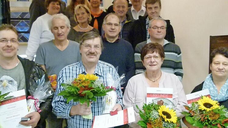 Diese Damen und Herren sind vielfache Blutspender und erhielten von Bürgermeister Bernd Reisenweber und Marianne Streckenbach von der BRK-Bereitschaft Urkunden und Anstecknadeln. Foto: Lothar Weidner