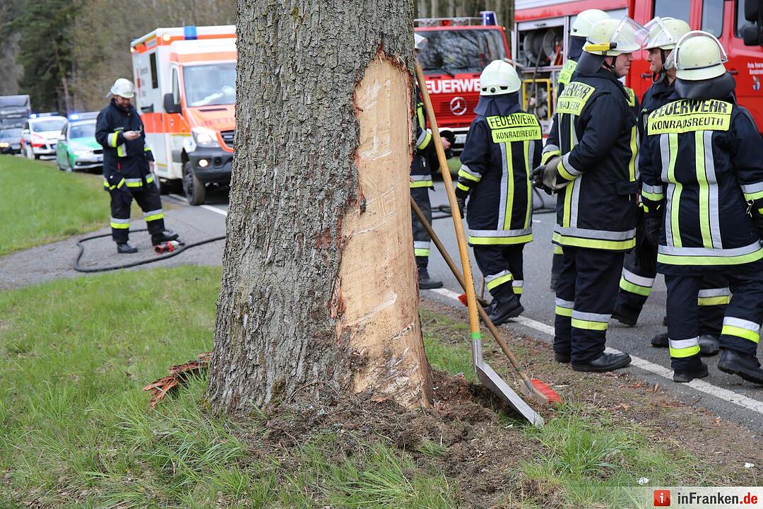 18-jähriger Autofahrer prall bei Konradsreuth gegen Baum